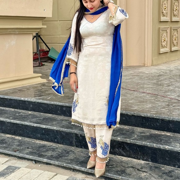 Suits and jewelry - Picture 2 of 4